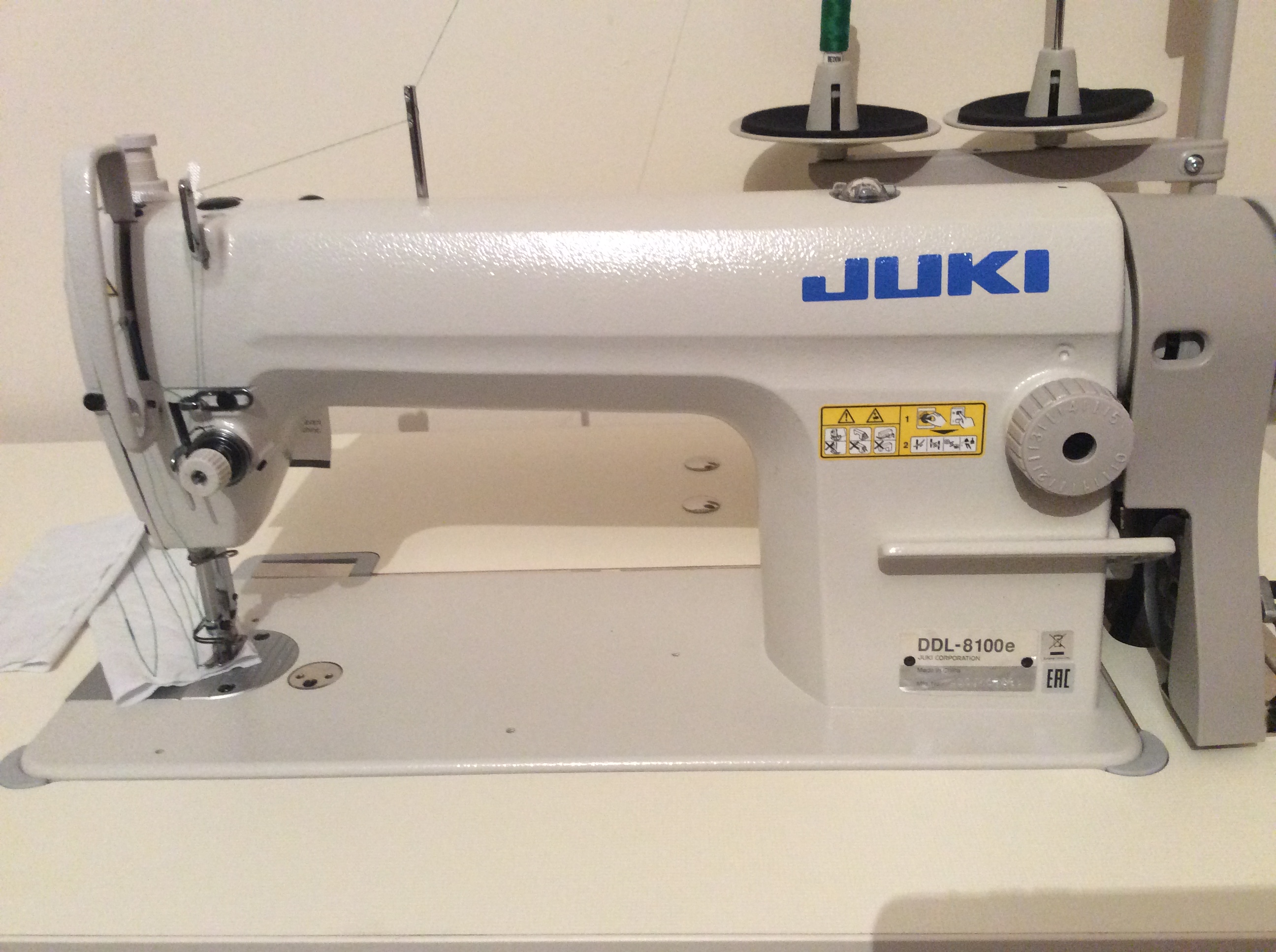 Машина промышленная б у. Juki DDL 8100 Е. Juki DDL-8100e. DDL-8100e. Швейная машинка Промышленная Juki.